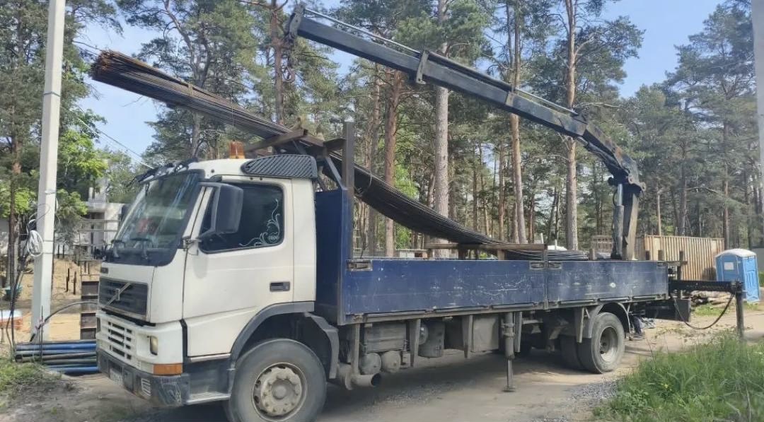 Манипулятор с арматурой на строительном участке