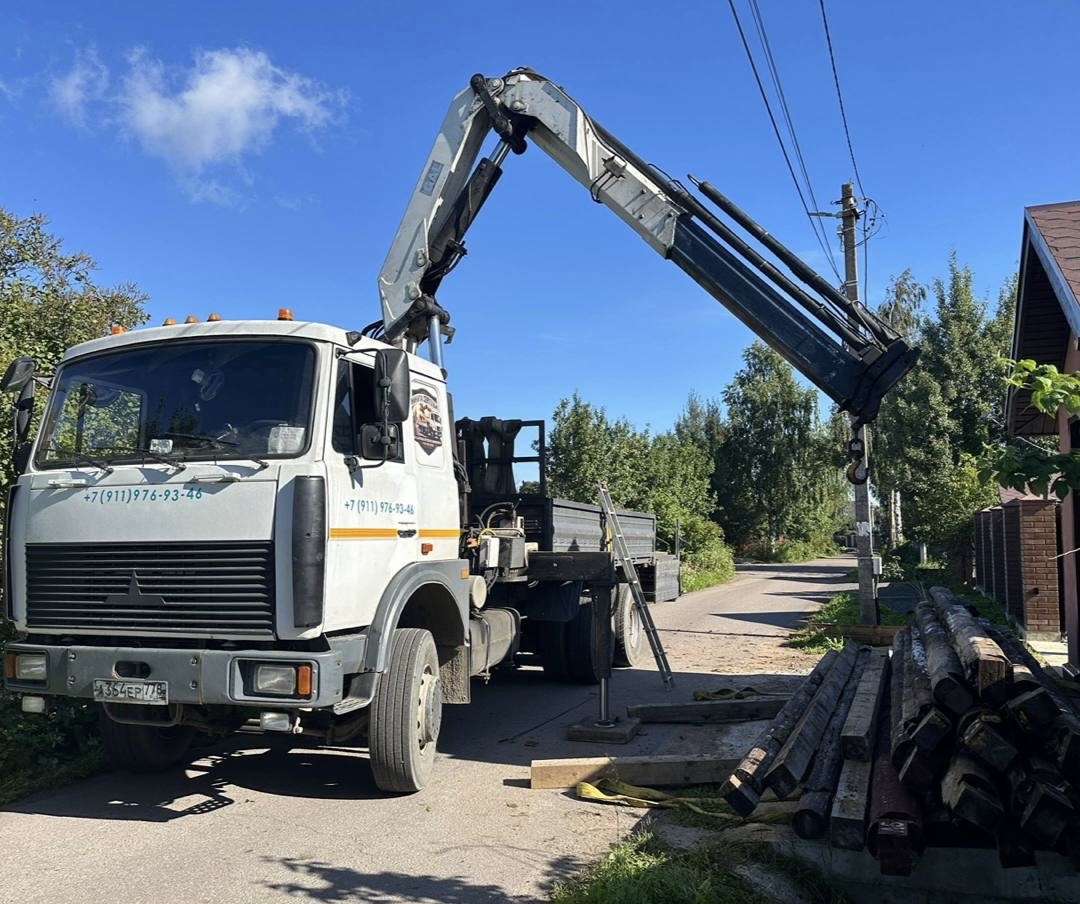 Погрузка брёвен манипулятором
